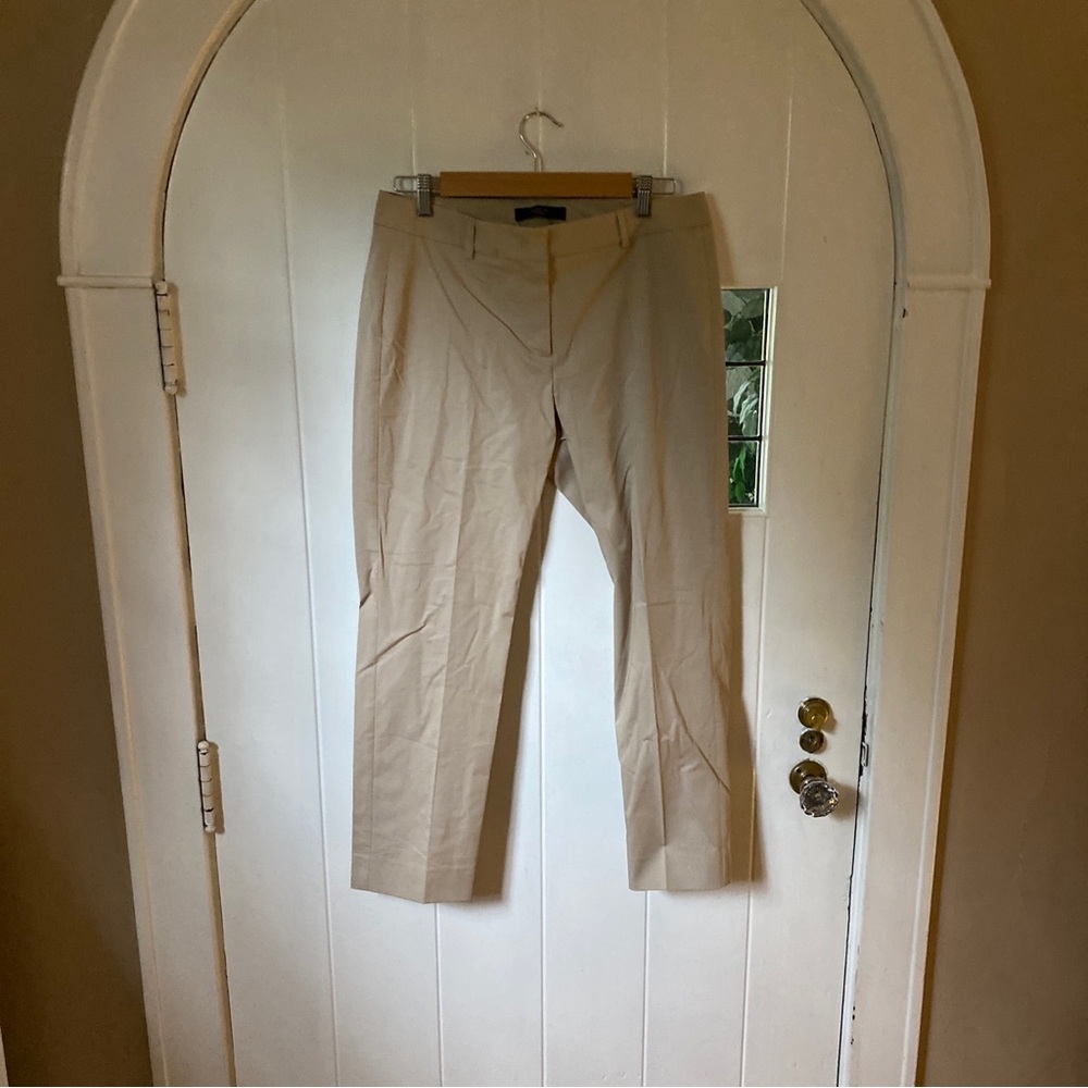 (1) Trendy Pair Of Tan Weekend Max Mara Khakis Women’s Size 8